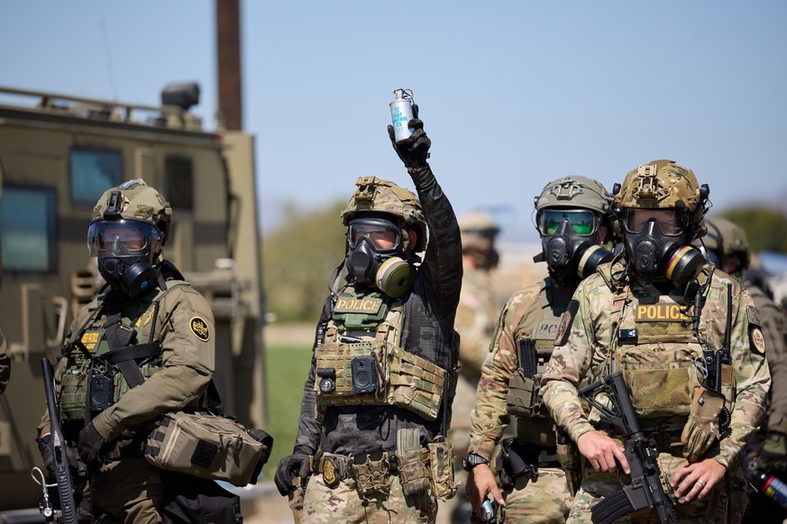 epa12230792 Federal immigration officials carrying out raids on two Southern California cannabis farms threaten protestors with munitions if they do not leave the area in Camarillo, California, USA, 1 ...