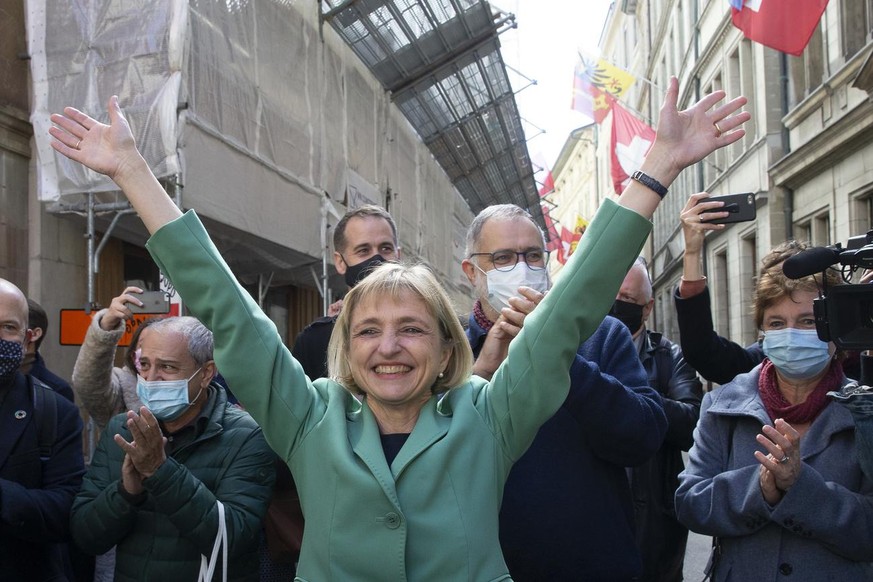 Fabienne Fischer, nouvelle elue Les Verts au conseil d&#039;Etat, accompagnee de Antonio Hodgers, derriere gauche, conseiller d&#039;Etat genevois, et de Carlo Sommaruga, dernier droite, conseiller au ...