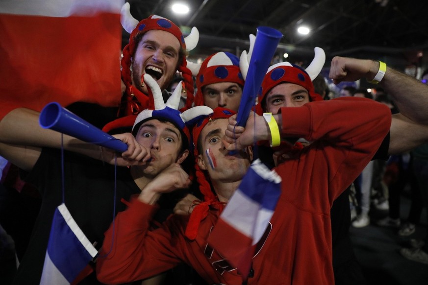 epa10372678 Supporters of France watch the FIFA World Cup 2022 final match between Argentina and France in Cannes, France, 18 December 2022. EPA/SEBASTIEN NOGIER