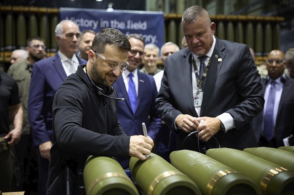 In this image provided by the Office of the Ukrainian Presidency, Ukrainian President Volodymyr Zelenskyy, left, is watched by Rich Hansen, the commander&#039;s representative for the Scranton Army Am ...