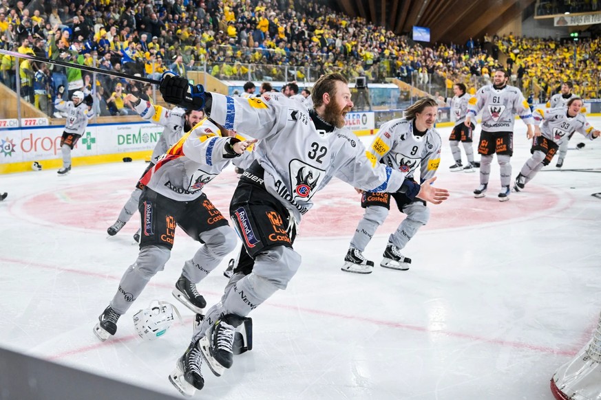 Lucas Wallmark célèbre le titre de champion avec ses coéquipiers.
