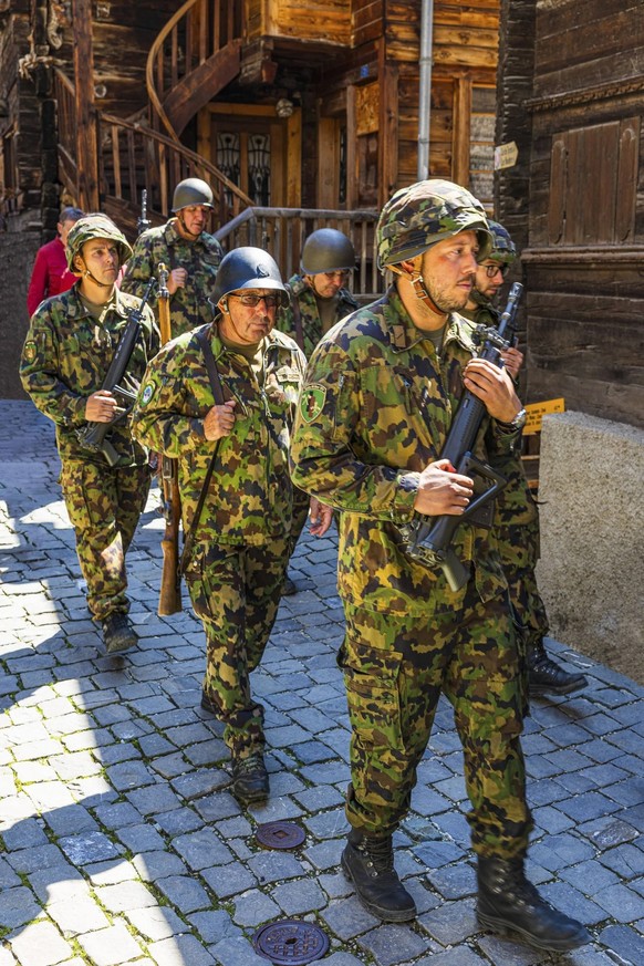 Des armes sont également portées lors des défilés.