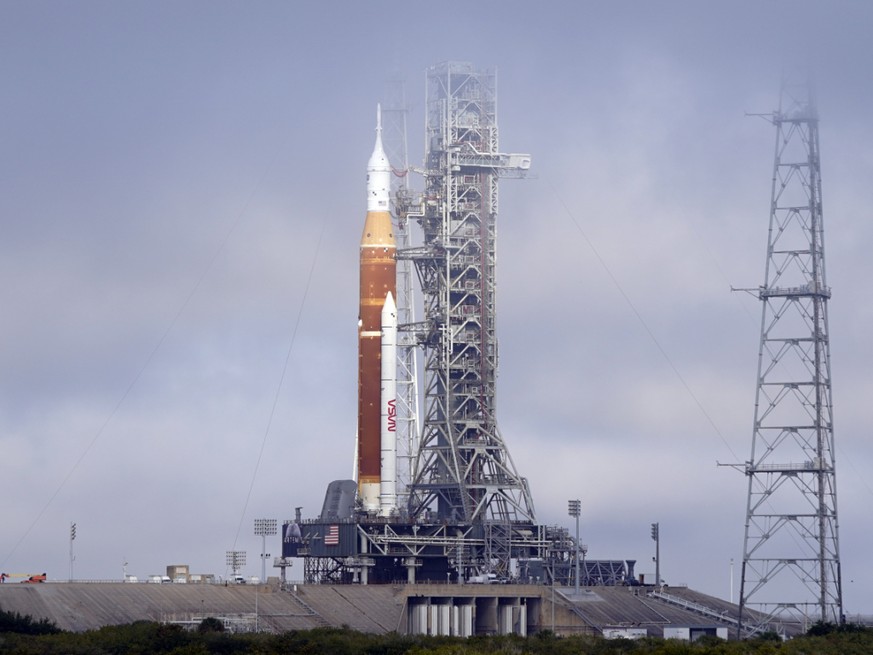 Le tout dernier test de la fusée géante de la NASA pour la Lune, SLS, a été suspendu pour pouvoir permettre le lancement en fin de semaine d'une fusée de SpaceX.