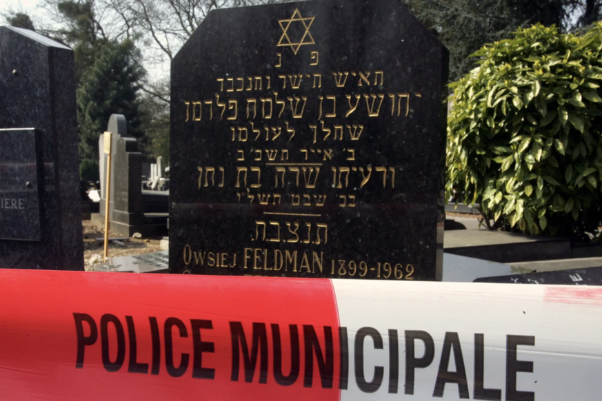 Des dizaines de tombes profanées dans un cimetière juif de Lille.