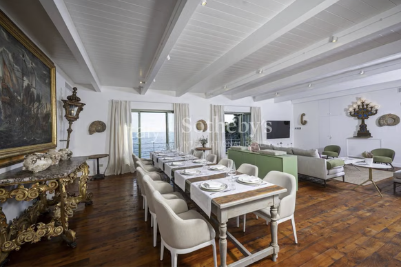 Une salle prête à recevoir du beau monde.
