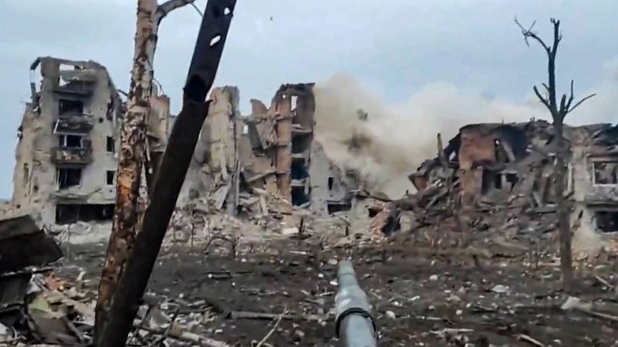 News Bilder des Tages Ukrainian emergency services respond to Russian shelling in Pokrovsk, Donetsk region, on Monday, August 7, 2023. One rescue team member was killed, and five others were wounded d ...