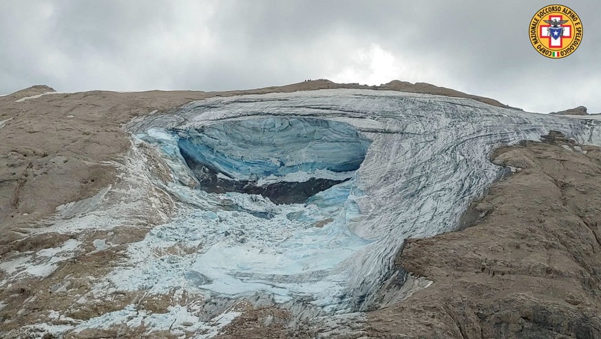Dimanche 3 juillet, des tonnes de glace et de roche se sont décrochées du glacier de la Marmolada.  