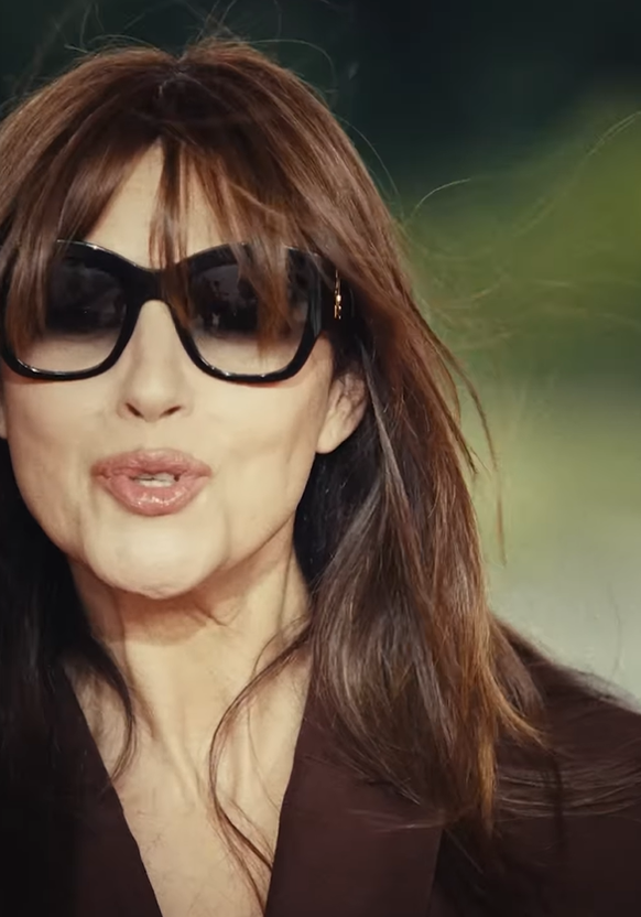 On n'a pas le son mais on comprend tout de suite que le «bonjour» de Monica Bellucci est juste.