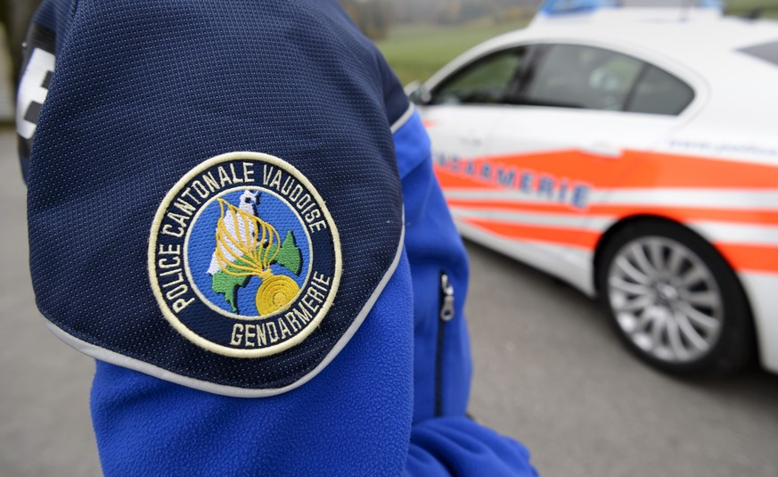 Vaud: un suspect arrêté après 80 vols dans des voitures

[Editor's note: photo mise-en-scene] Un policier (gendarme) du corps de gendarmerie de la Police cantonale vaudoise photographie proche d& ...