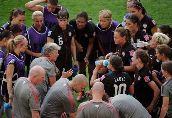 epa02818490 Head coach Pia Sundhage (C-L) talks to her team during the quater-final soccer match of FIFA Women&#039;s World Cup between Brazil and USA at the Rudolf Harbig stadium in Dresden, Germany, ...