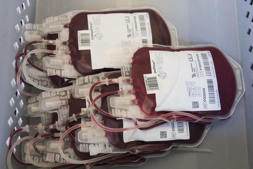 Blood donations at the distribution center of the Interregional Blood Transfusion Service SRC, an institution within the Swiss Red Cross (SRC), in Berne, Switzerland, on August 29, 2018. (KEYSTONE/Chr ...