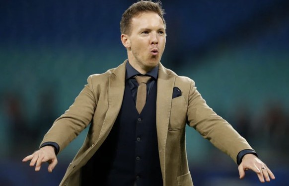 Julian Nagelsmann passe sans ambage du costume trois pièces au t-shirt noir, ou au pantalon à carreaux.