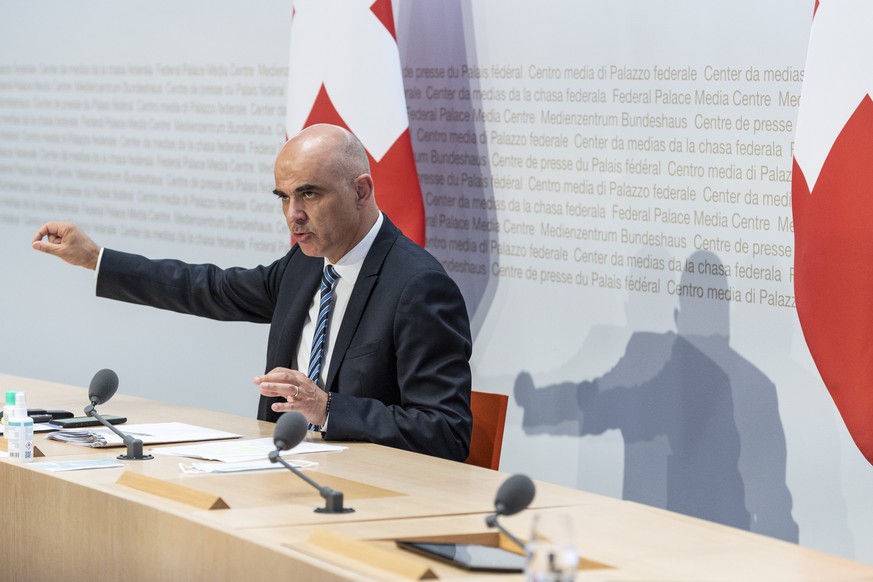 Bundesrat Alain Berset, gemaess den aktualisierten Richtlinien ohne Maske, erlaeutert im Anschluss an die Bundesratssitzung die neusten Massnahmen zur Bewaeltigung der Krise um die Pandemie des Corona ...