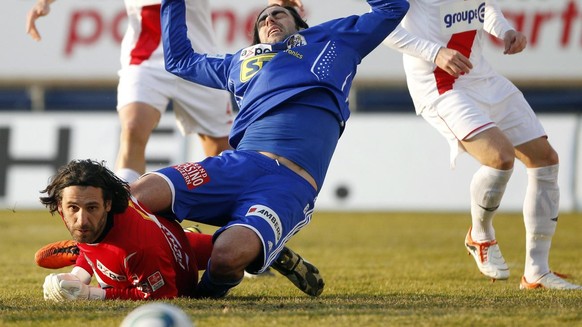 Luca Ferro (en rouge) n'avait, lui, jamais peur de sortir dans les pieds des attaquants adverses, comme ici en janvier 2011 à Lucerne. 