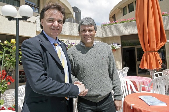 Christian Constantin, president du FC Sion, gauche, et le nouveau entraineur du FC Sion, Nestor Clausen, droite, posent ce vendredi 2 juin 2006 a Martigny. Nestor Clausen est arrive cette nuit a l&#03 ...