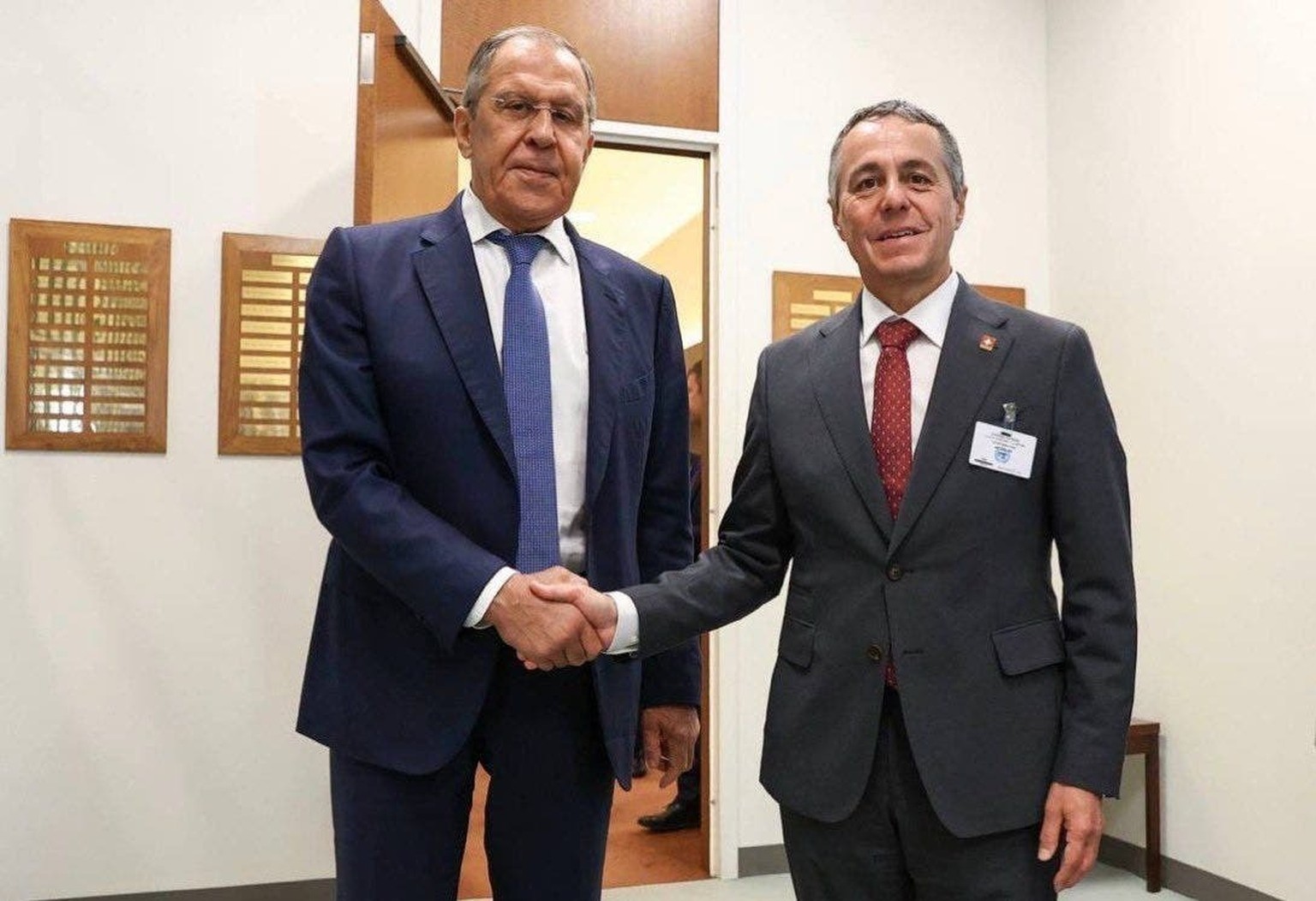Le ministre des Affaires étrangères Ignazio Cassis (FDP, à droite) avec son homologue russe Sergueï Lavrov en marge de l&#039;Assemblée générale de l&#039;ONU. Les deux se rencontreront-ils bientôt da ...