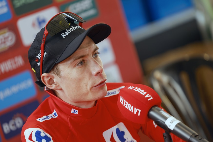 epa12359830 Danish rider Jonas Vingegaard of Visma-Lease a Bikem wears the overall leader&#039;s red jersey during a press conference following the 15th stage of the Spanish Cycling Vuelta in Villanue ...