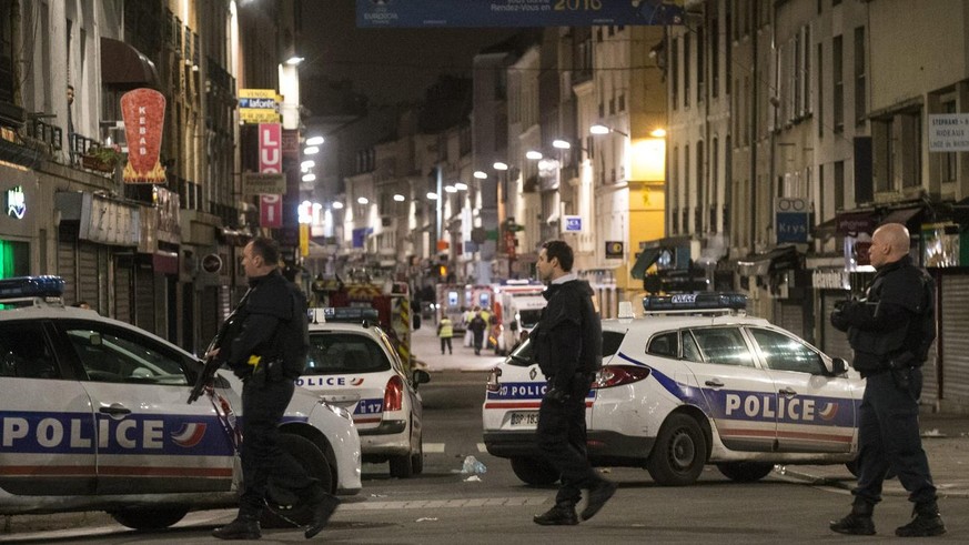 epa05030634 French police members participate in an raid in the city center of Saint Denis, near Paris, France, 18 November 2015. Shots were heard as police raided a northern Paris suburb early 18 Nov ...