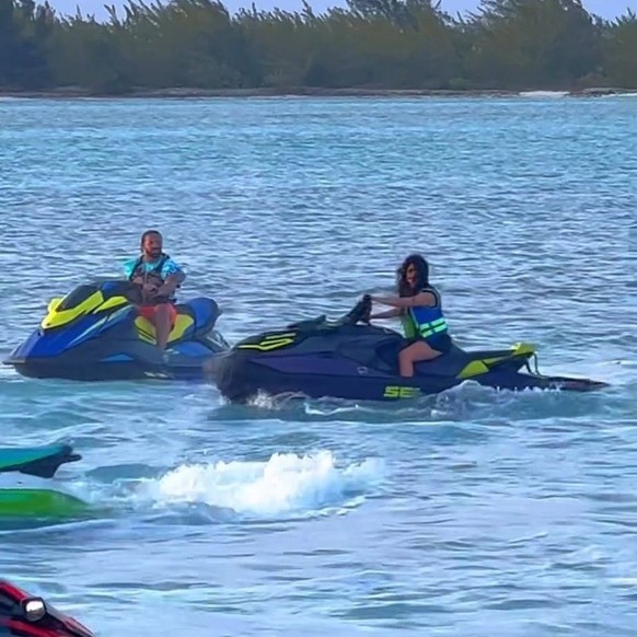 Drake et Camila Cabello font du jet-ski au larges des îles Turks et Caicos.