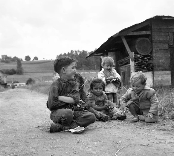 Kinder von Fahrenden auf einem Standplatz am Stadtrand von Zürich, 1958.