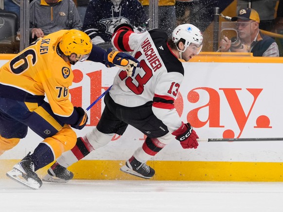 Nico Hischier prend de vitesse le défenseur des Predators Brady Skjei.