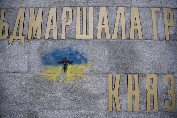 Unbekannte haben das Suworow Denkmal in der Schoellenenschlucht mit den Farben der ukrainischen Landsfarben beschmiert, am Montag, 16. Mai 2022, in der Schoellenenschulcht bei Andermatt. (KEYSTONE/Urs ...