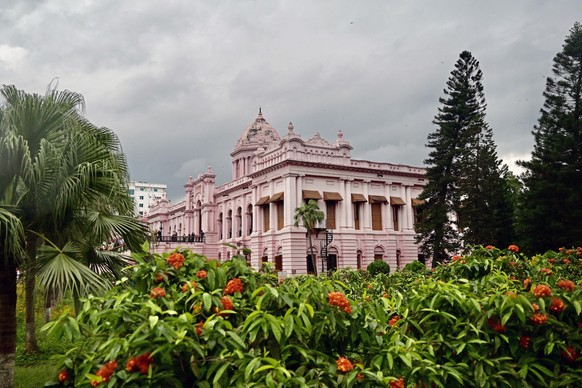 des nuages sombres planent au-dessus du palais rose Ahsan Manzil, situé au bord du fleuve, un musée gouvernemental et ancienne résidence de Sir Salimullah Bahadur, dernier prince ou Nawab de Dhaka, à  ...