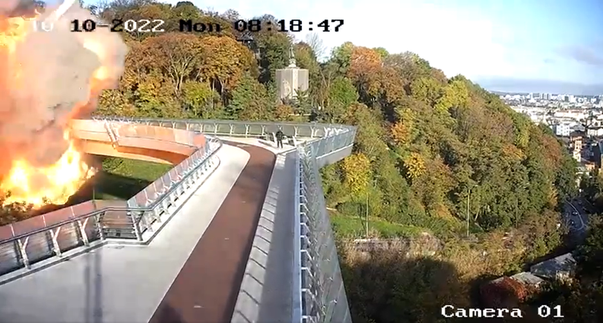 L'un des missiles lancés lundi matin a frappé une passerelle piétonne dans le centre de Kiev.