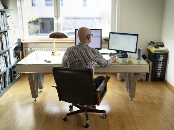 ARCHIVBILD ZUR GEPLANTEN AUFHEBUNG DER HOMEOFFICE-PFLICHT AB AB 31. MAI 2021 BEI REGELMAESSIGEM TESTEN - Ein Bildredaktor der Nachrichtenagentur Keystone-SDA arbeitet an seinem Arbeitsplatz im Homeoff ...