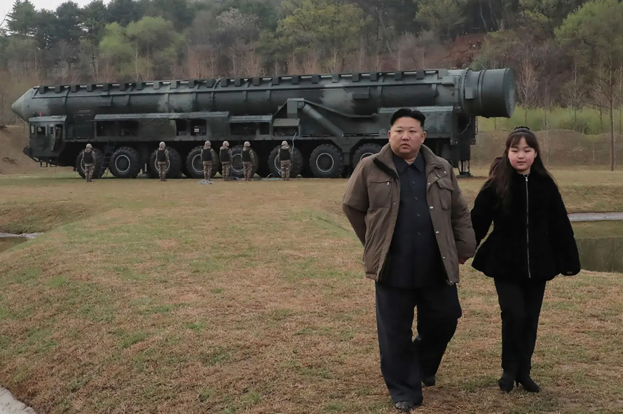 Le dirigeant nord-coréen Kim Jong Un avec sa fille avant le lancement du dernier missile intercontinental Hwasong-18.