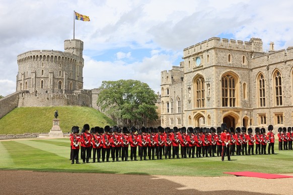 WINDSOR, ENGLAND - JULY 10: The Guard of Honour formed of The Prince of Wales’s Company of the Welsh Guards in formation ahead of a meeting between King Charles III and the President of the United Sta ...
