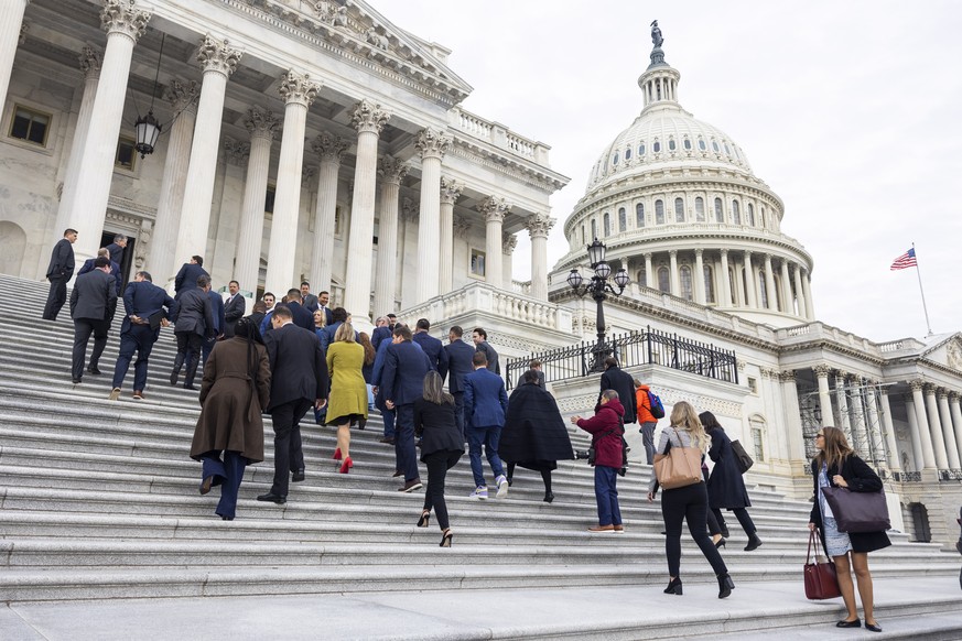 Les représentants retournent dans l'arène, après avoir posé pour une photo de groupe, à Washington D.C.