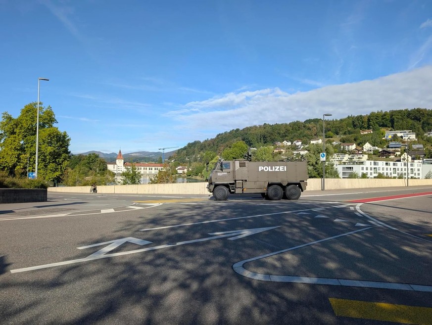 La police surveillait la ville dimanche matin