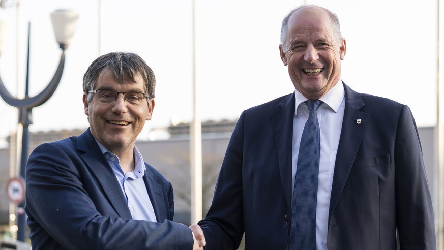 Le candidat socialiste (PS) Roger Nordmann, gauche et le candidat UDC Jean-Francois Thuillard, posent pour le photographe lors du premier tour de l'election complementaire au Conseil d'Etat  ...