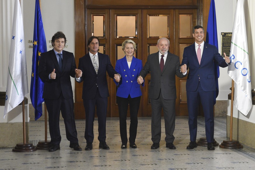 epaselect epa11760337 (L-R) Argentina President Javier Milei, Uruguayan President Luis Lacalle Pou, European Commission President Ursula von der Leyen, Brazilian President Luiz Inacio Lula de Silva, a ...