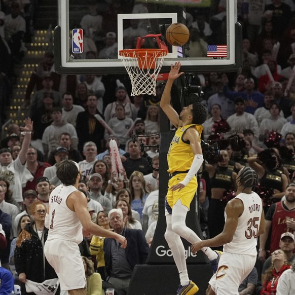 Tyrese Haliburton (au centre) s&#039;est montré décisif mardi à Cleveland