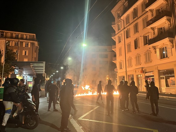 Des jeunes encagoulés, dans le quartier de Prélaz.