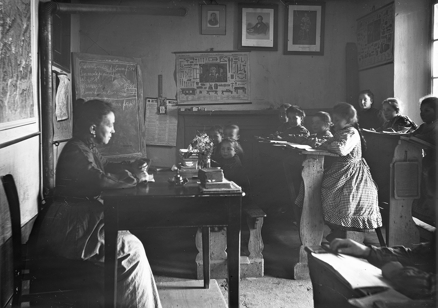 Au Tessin, les dialectes étaient interdits à l’école. C’est l’italien qui était enseigné. Une salle de classe tessinoise vers 1920. Photographie de Rudolf Zinggeler-Danioth.
https://permalink.national ...
