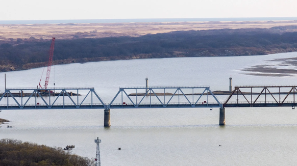 Le fleuve Tumen entre la Russie et la Corée du Nord : les premiers signes de cette nouvelle liaison sont déjà visibles derrière le pont ferroviaire en 2025.