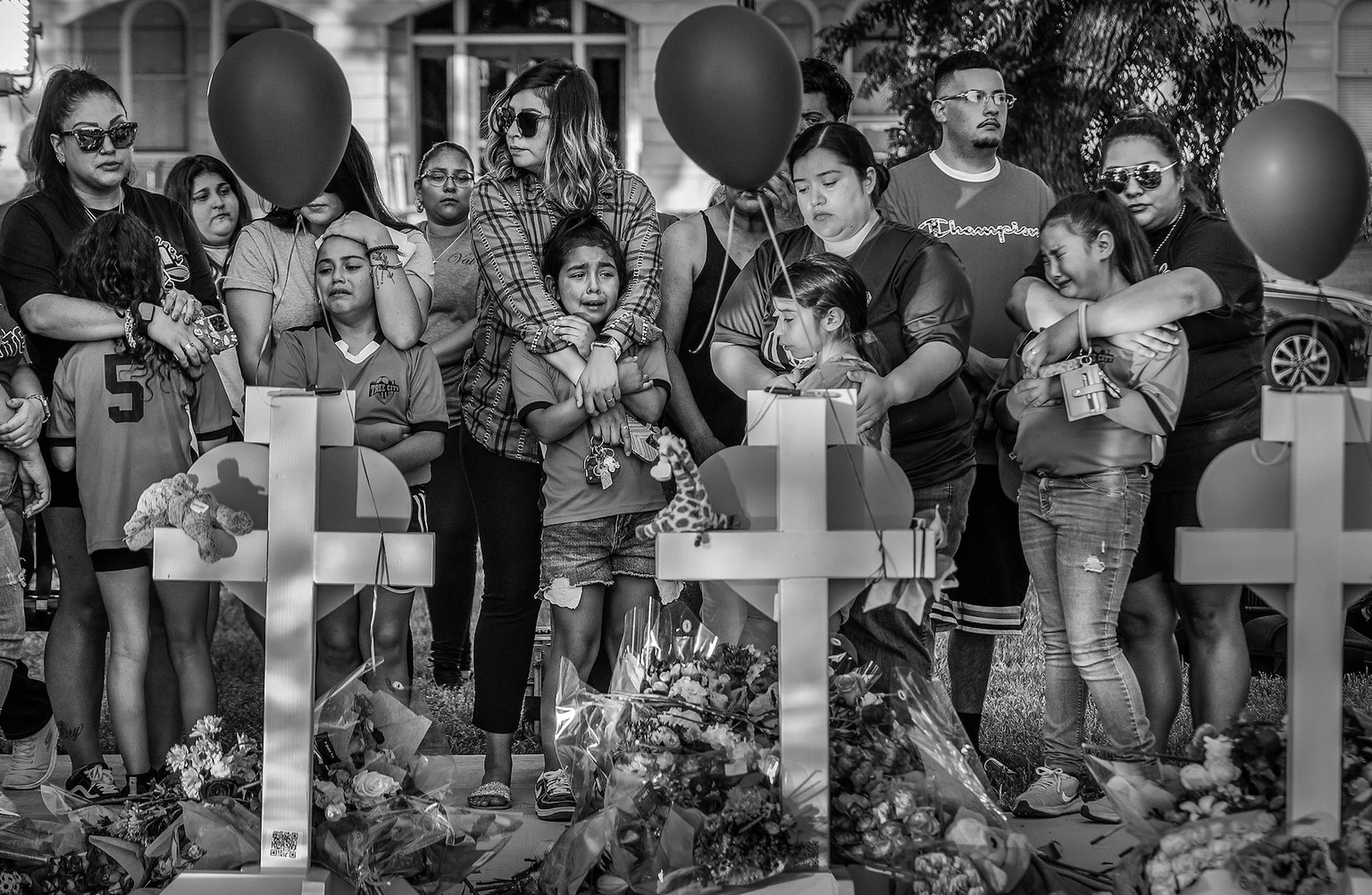 Mémorial de fortune au centre-ville d'Uvalde, à proximité de l'école élémentaire Robb, le 26 mai.