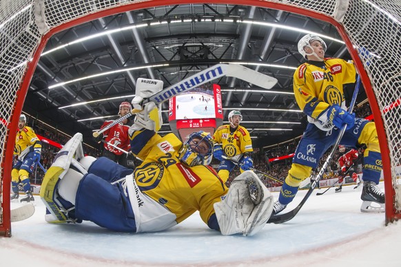 Michael Raffl (LHC) #12, le gardien Sandro Aeschlimann (HCD) #29, Joakim Nordstroem (HCD) #42 and Dominik Egli (HCD) #46, in action, during the fifth leg of the National League regular season game of  ...