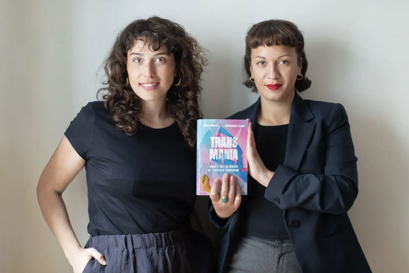 Marguerite Stern et Dora Moutot avec leur ouvrage, Transmania.