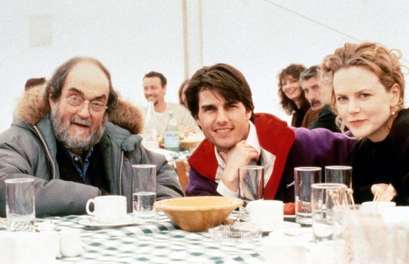 EYES WIDE SHUT USUK 1999 WARNER BROS STANLEY KUBRICK, dire EYES WIDE SHUT WARNER BROS STANLEY KUBRICK, director, with TOM CRUISE and NICOLE KIDMAN Picture from the Ronald Grant Archive EYES WIDE SHUT  ...