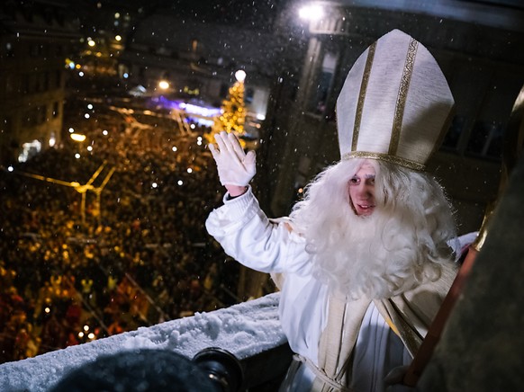 Saint Nicolas, ici au moment d'entamer son discours de la terrasse de la cath
