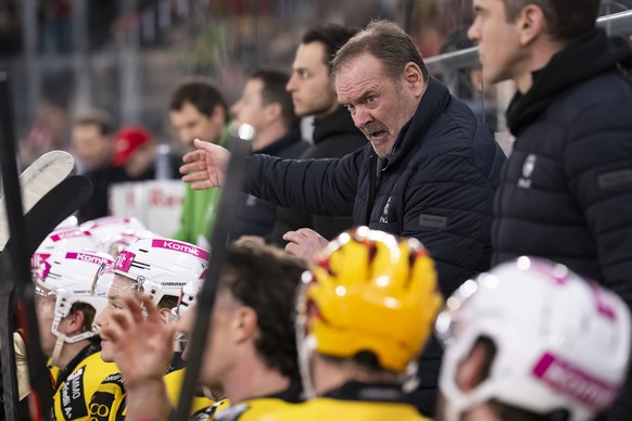 Head Coach Heinz Ehlers (SCB) spricht mit seinen Spielern im Hinspiel der Play-In-Serie der Eishockey National League zwischen EHC Biel-Bienne, EHCB, und SC Bern, SCB, vom Donnerstag, 12. Maerz 2026 i ...