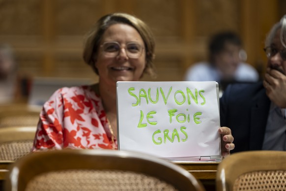 Ada Marra, SP-VD, links, setzt sich neben Emmanuel Amoos, SP-VS, mit einem Slogan auf ihrem Laptop Computer gegen ein Importverbot von Stopfleber, Foie Gras ein, an der Herbstsession der Eidgenoessisc ...