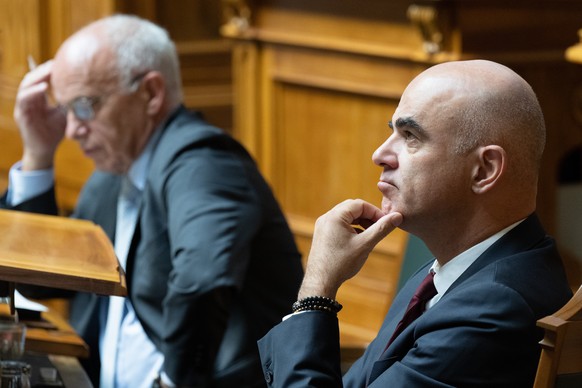 Die Bundesraete Ueli Maurer, links, und Alain Berset, rechts, sitzen im Nationalrat an der ausserordentlichen Session zur Kaufkraft an der Herbstsession der Eidgenoessischen Raete, am Mittwoch, 21. Se ...