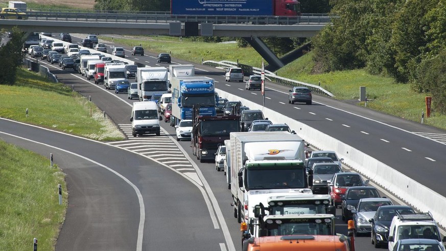 Des automobilistes patientent dans un gros bouchon, sur l&#039;autoroute A1 entre Cossonay et la Sarraz, ce mercredi matin 10 aout 2011 suite a un accident mortel vers Charvonay. (KEYSTONE/Dominic Fav ...