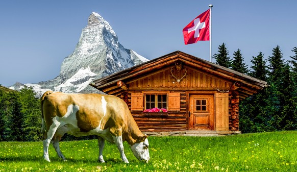 Cervin, drapeau suisse, chalet et vache. Swissness