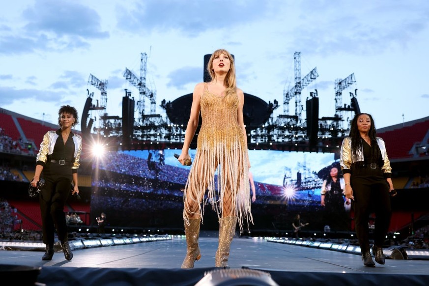 Photo de The Eras Tour. La méga star de la pop américaine Taylor Swift vient de rafler un nouveau record lundi, détrônant ainsi Barbra Streisand.